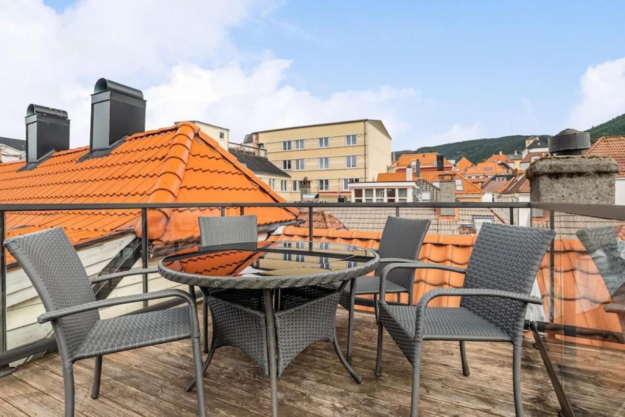 Dinbnb Apartments I Historical Two-Floor Apartment With Rooftop Panorama I 1645 Heritage ベルゲン エクステリア 写真